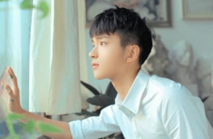给男朋友的备注大全2018 人潮拥挤却一眼认出发光的你_QQ网名牛品源码-源码下载-源码社区-zblog主题插件-PHP源码-三合一源码-直播源码-短视频源码-APP源码-即时通讯-源码-交友源码牛品源码网