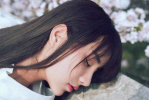 淡淡伤感有内涵的的心情说说 打篮球的少年背后的女孩_QQ说说牛品源码-源码下载-源码社区-zblog主题插件-PHP源码-三合一源码-直播源码-短视频源码-APP源码-即时通讯-源码-交友源码牛品源码网