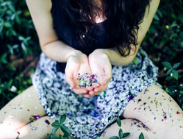 qq说说大全伤感女生专属 委屈就像卡在喉咙里的鱼刺_QQ说说牛品源码-源码下载-源码社区-zblog主题插件-PHP源码-三合一源码-直播源码-短视频源码-APP源码-即时通讯-源码-交友源码牛品源码网