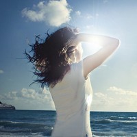 唯美女生海边意境头像_我最在乎的人不会让我哭_QQ头像牛品源码-源码下载-源码社区-zblog主题插件-PHP源码-三合一源码-直播源码-短视频源码-APP源码-即时通讯-源码-交友源码牛品源码网