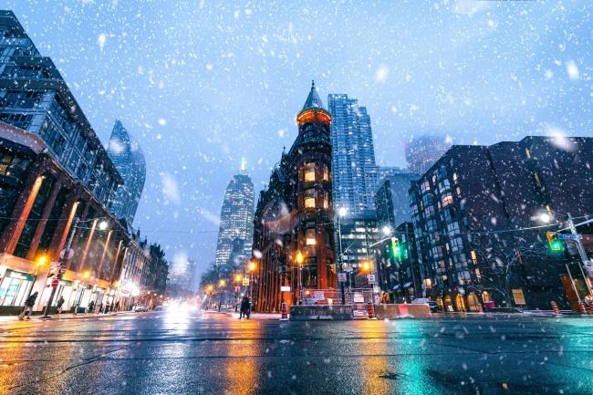 唯美城市下雪夜景图片牛品源码-源码下载-源码社区-zblog主题插件-PHP源码-三合一源码-直播源码-短视频源码-APP源码-即时通讯-源码-交友源码牛品源码网