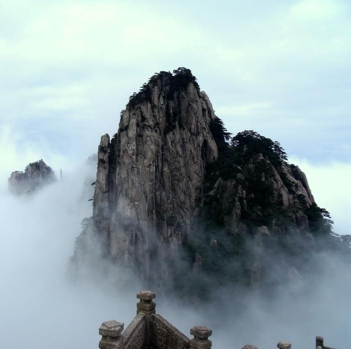 云雾缭绕的黄山牛品源码-源码下载-源码社区-zblog主题插件-PHP源码-三合一源码-直播源码-短视频源码-APP源码-即时通讯-源码-交友源码牛品源码网