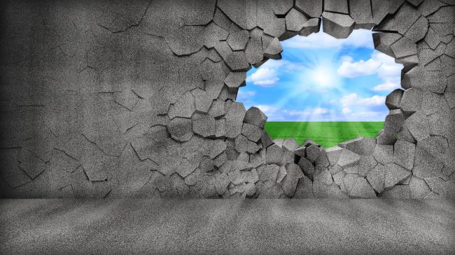 破壁外的蓝天白云草地图片牛品源码-源码下载-源码社区-zblog主题插件-PHP源码-三合一源码-直播源码-短视频源码-APP源码-即时通讯-源码-交友源码牛品源码网